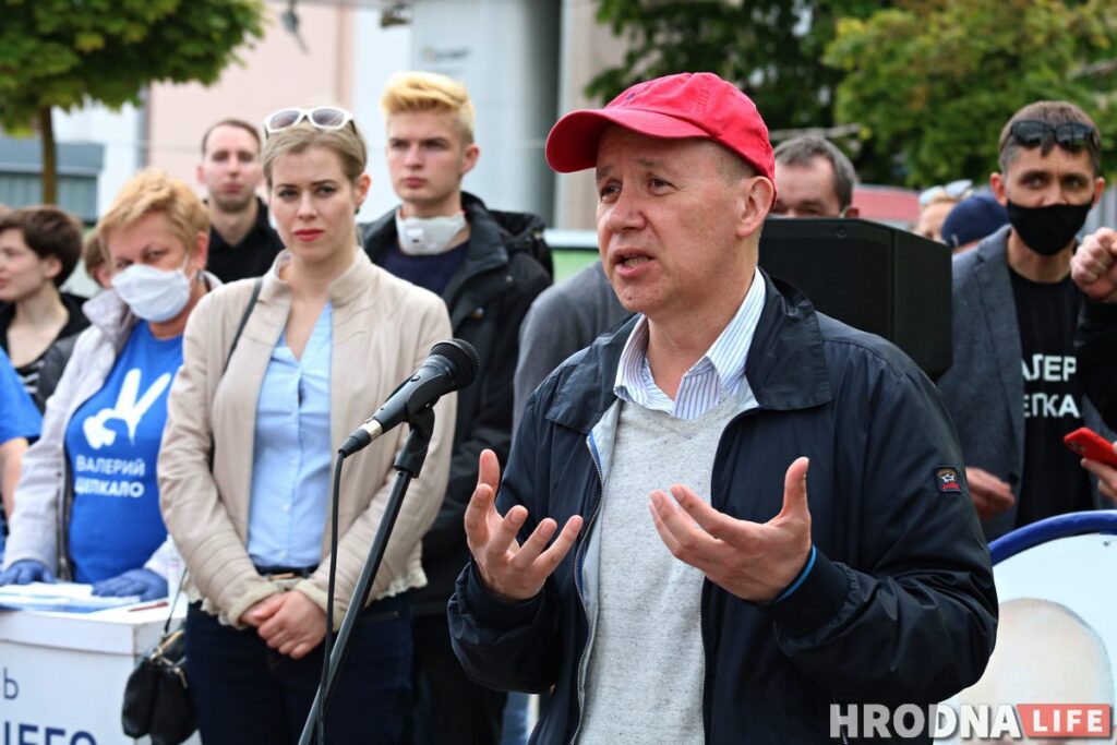 "Президент - не бог и не царь". Что Валерий Цепкало говорил на пикете в Гродно