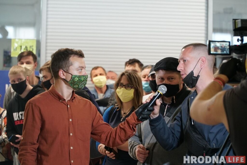 “Не идти на выборы – проголосовать за власть”. Виктор Бабарико собрал на встрече 250 гродненцев