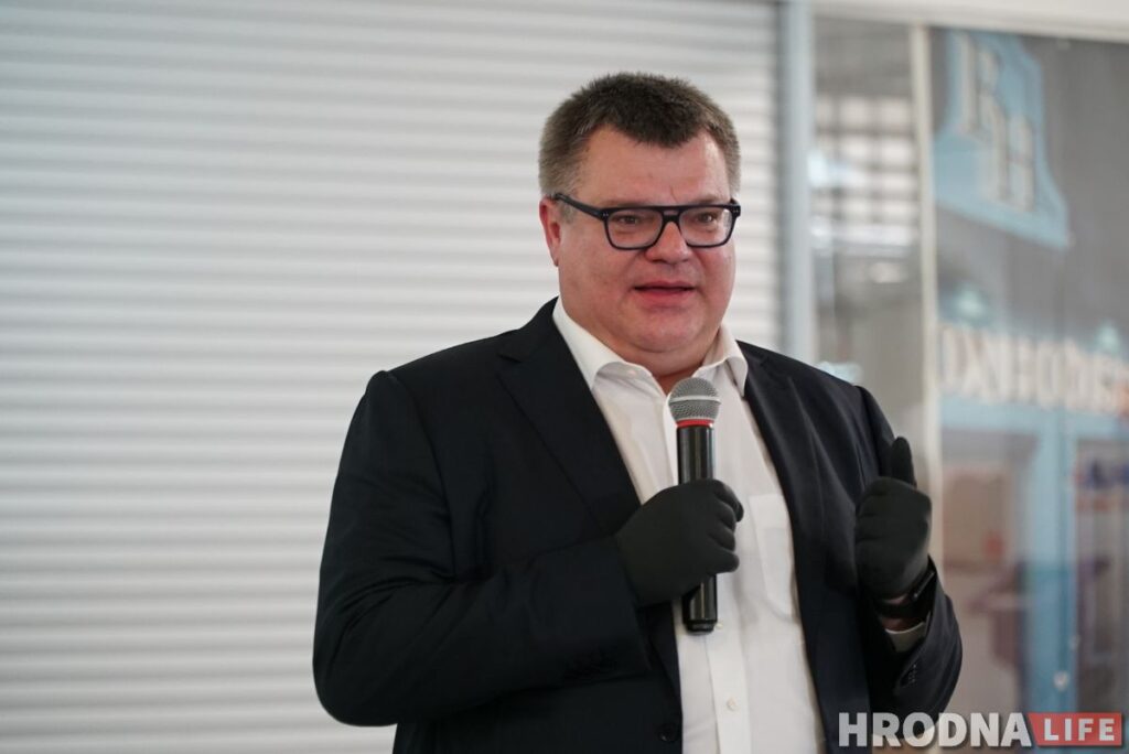 “Не идти на выборы – проголосовать за власть”. Виктор Бабарико собрал на встрече 250 гродненцев