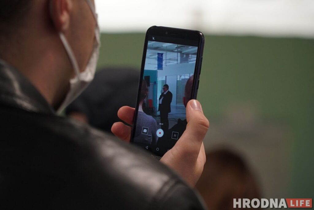 “Не идти на выборы – проголосовать за власть”. Виктор Бабарико собрал на встрече 250 гродненцев