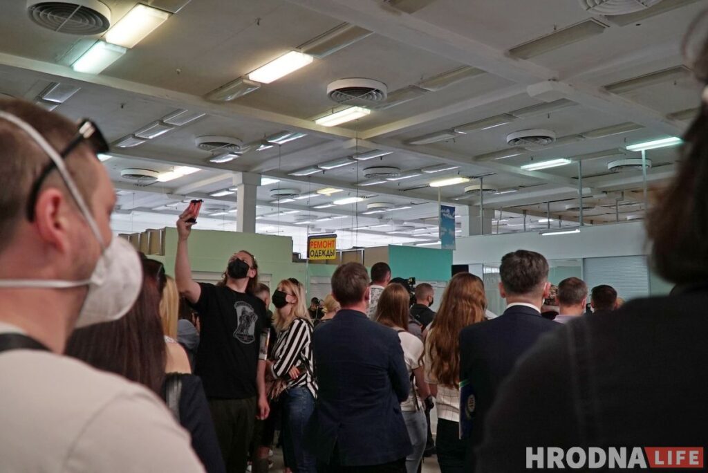 “Не идти на выборы – проголосовать за власть”. Виктор Бабарико собрал на встрече 250 гродненцев