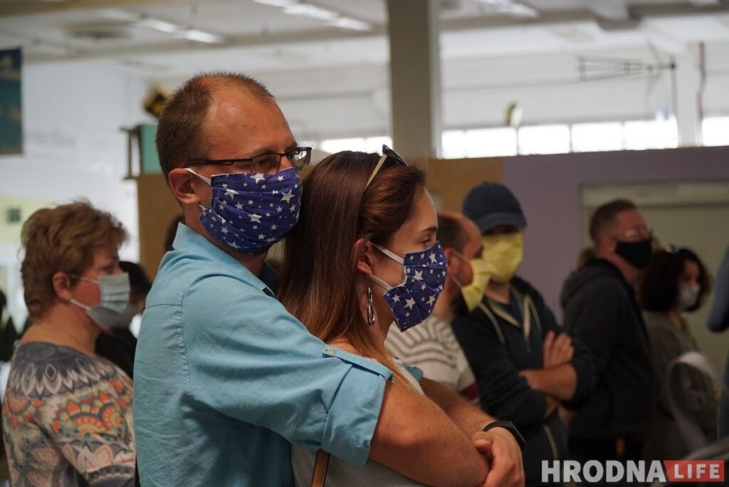 “Не идти на выборы – проголосовать за власть”. Виктор Бабарико собрал на встрече 250 гродненцев