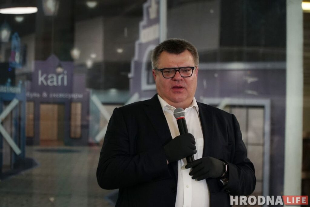 “Не идти на выборы – проголосовать за власть”. Виктор Бабарико собрал на встрече 250 гродненцев