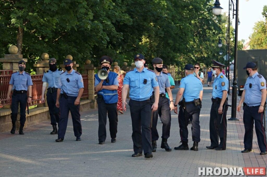 Мат не дапаможа. Псіхолаг, — пра тое, чаму абражаць жонак міліцыянераў у сацсетках  — бязсэнсоўна і неканструктыўна