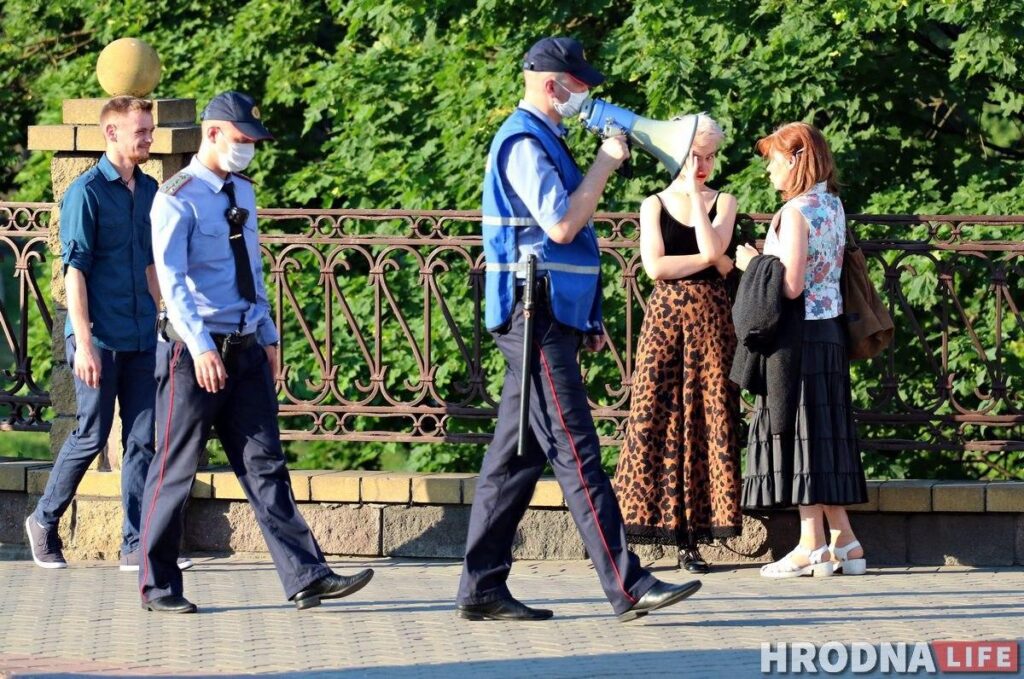 Мат не дапаможа. Псіхолаг, — пра тое, чаму абражаць жонак міліцыянераў у сацсетках  — бязсэнсоўна і неканструктыўна