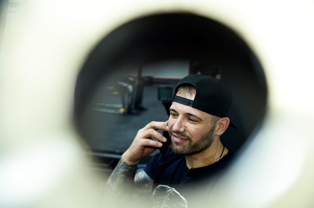 «Как я получил травму? Огнестрельное ранение!» Как в Лиде открылся первый в стране инклюзивный кроссфит зал и кто туда ходит