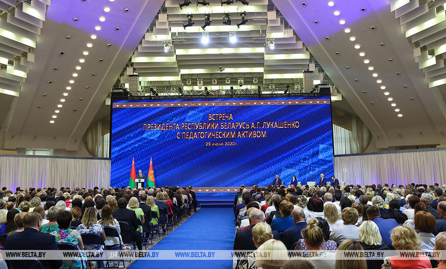 Лукашенко поручил изменить правила поступления в вузы: ЦТ не дает поступить детям из бедных  семей