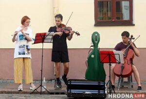 «Говорят, баян с шансоном уже надоел». На Советской в Гродно появились новые уличные музыканты