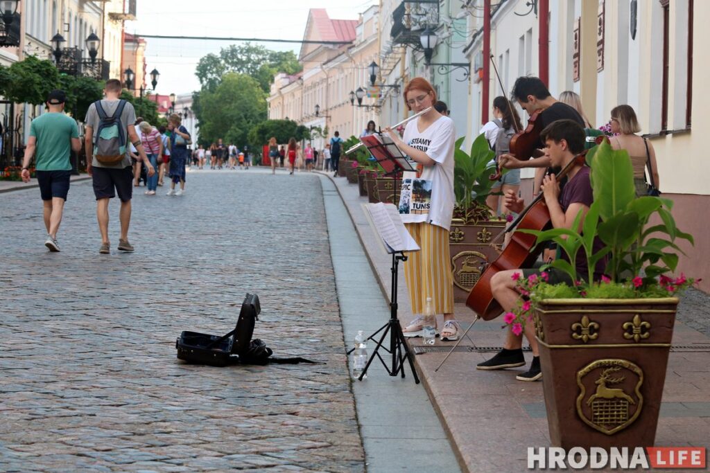 «Говорят, баян с шансоном уже надоел». На Советской в Гродно появились новые уличные музыканты