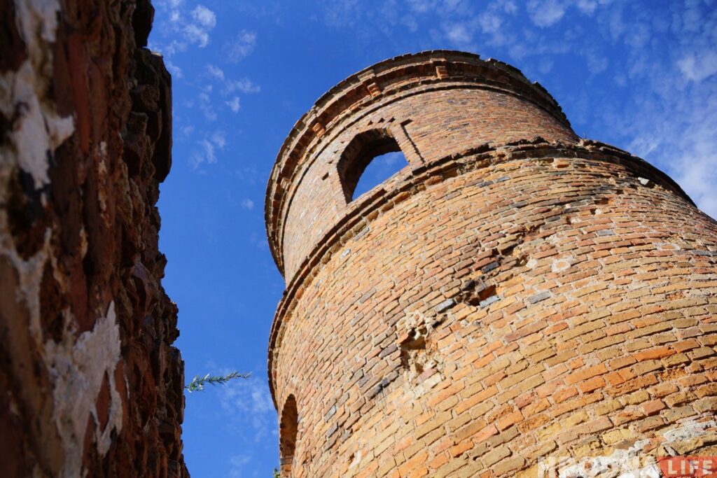 Путешествуете по Беларуси? Время делиться фото: Фест экскурсоводов объявляет конкурс “Помнікі побач”.