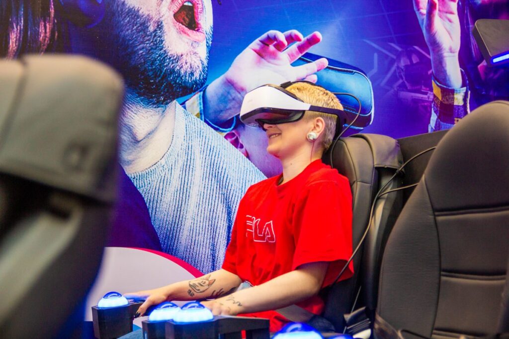 Американские горки, ковры-самолёты и боевые роботы: в Гродно открывается парк виртуальных развлечений TELEPORT