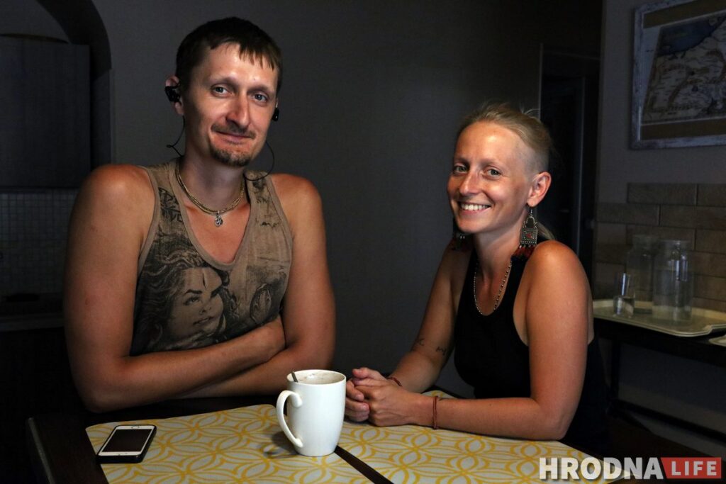 «Цель - объехать всю страну». Туристы прилетели из Индии, сели на велосипеды и поехали по Беларуси