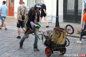 «С детства мечтал переплюнуть Юдашкина». Как гродненец одевается из папиного шкафа