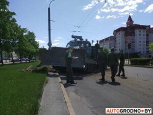 В Гродно военные уронили бульдозер. Как это произошло? В Гродно военные уронили бульдозер. Как это произошло?