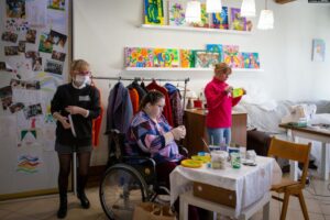 За гродненских волонтеров в хосписе, которые шили комбинезоны для медиков, вступился Мечислав Гой