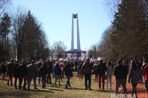 «Возможность собраться без задержаний». Николай Саляник приглашает на разрешенный пикет Тихановской в Гродно Площадка в Коложском парке во время празднования Дня Воли. 23 марта 2019 года. Фото: Руслан Кулевич