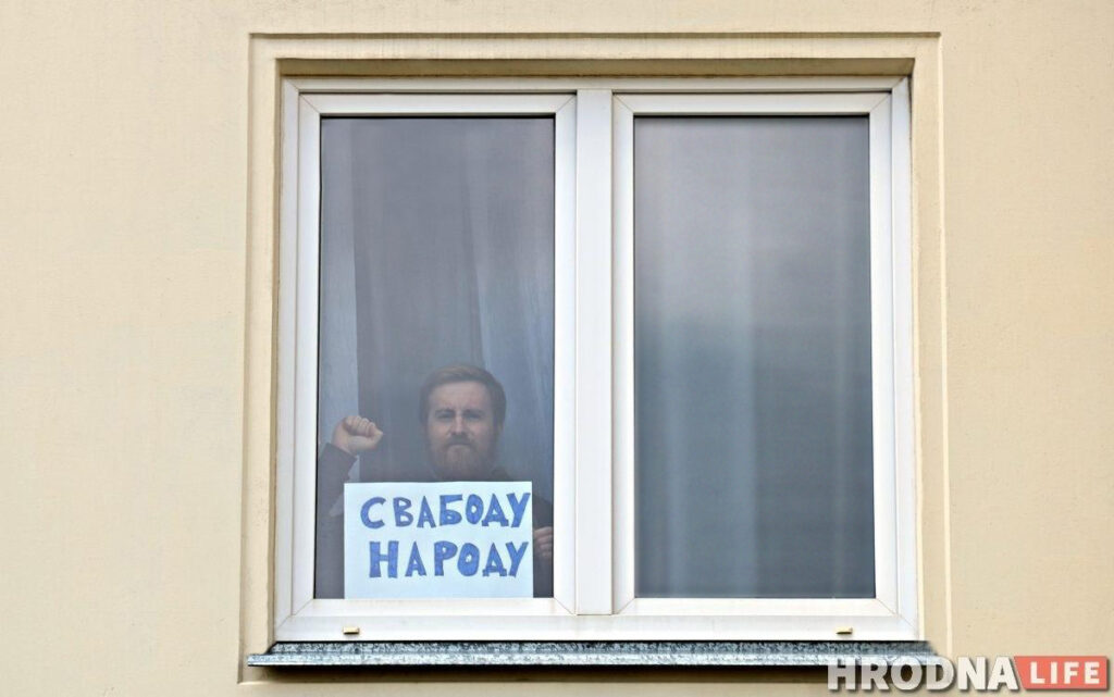 Мама и девушка политзаключённого Фурманова объявляют голодовку Мама и девушка политзаключённого Фурманова объявляют голодовку