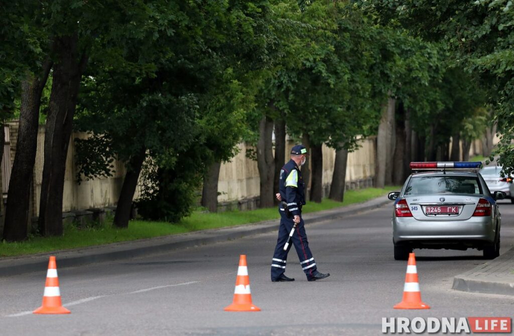 Милиция проводит учения в Гродно: Красноармейская перекрыта, сотрудники бегают со щитами