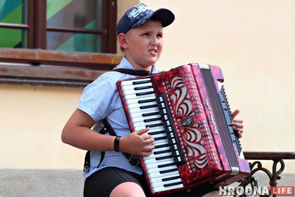 Лев любит музыку: 10-летний гродненец выходит играть на Советскую, потому что все фестивали отменили
