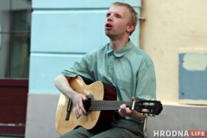 «И тут меня узнают, как приятно». Слепой музыкант вышел играть в центре Гродно слупой музыкант Владимир Жиров. Фото: Руслан Кулевич