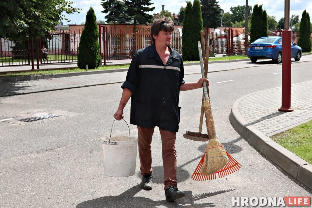 «Дворник для творческого человека - работа хорошая». Уличный музыкант Александр Зимин, - о работе в больнице Гродно из-за пандемии «Дворник для творческого человека - работа хорошая». Уличный музыкант Александр Зимин, - о работе в больнице Гродно из-за пандемии