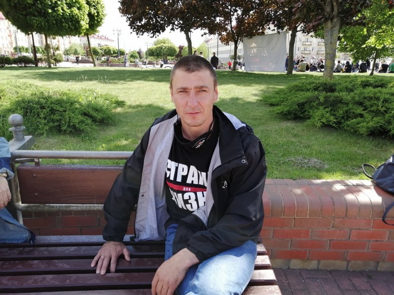 Житель Мостов, которого задерживали с ребенком, попал в больницу с COVID-19. Активисты узнали нападавшего Житель Мостов, которого задерживали с ребенком, попал в больницу с COVID-19. Активисты узнали нападавшего