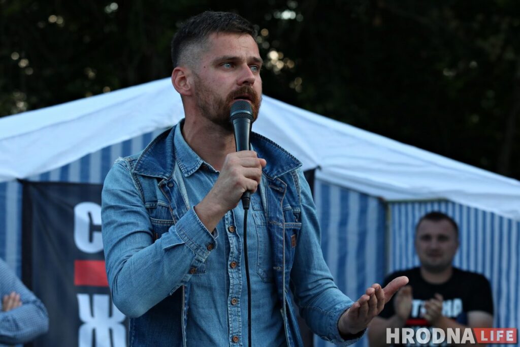 “Воспитала детей и патриота Тихановского”. Первый пикет за Светлану Тихановскую в Гродно собрал 1500 человек