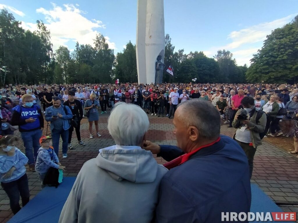 ФОТО: в Гродно прошел первый агитационный пикет за Тихановскую