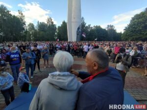 ФОТО: в Гродно прошел первый агитационный пикет за Тихановскую