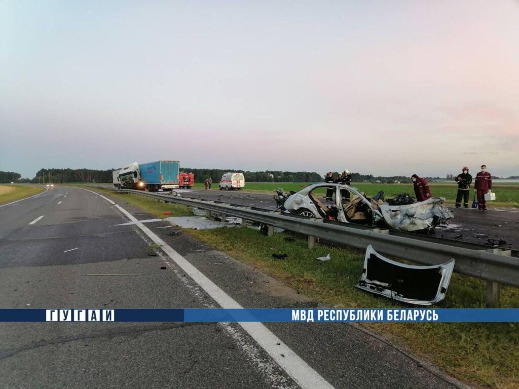 Ночью под Скиделем Mercedes столкнулся с фурой и загорелся. Трое погибли на месте