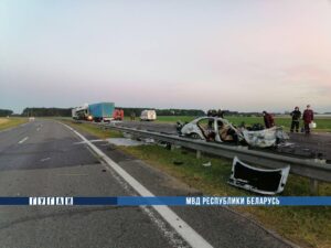 Ночью под Скиделем Mercedes столкнулся с фурой и загорелся. Трое погибли на месте