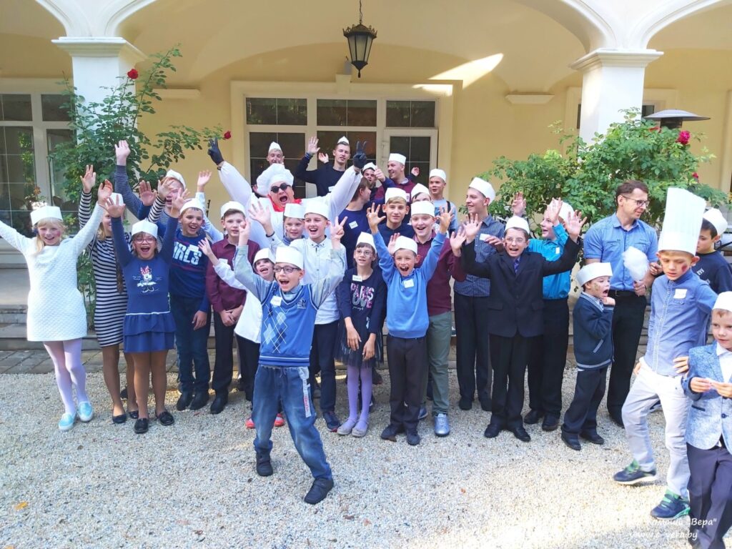 Гродзенцаў просяць дапамагчы дзецям-сіротам сабрацца ў школу