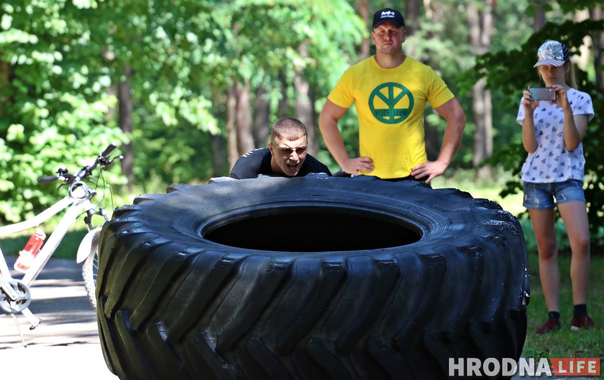 Гродзенец усталяваў сусветны рэкорд у пераварочванні пакрышкі. Засталося яго зарэгістраваць