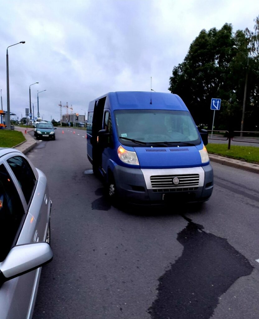 В Гродно ночью мужчина выпал из машины во время движения. Он не выжил