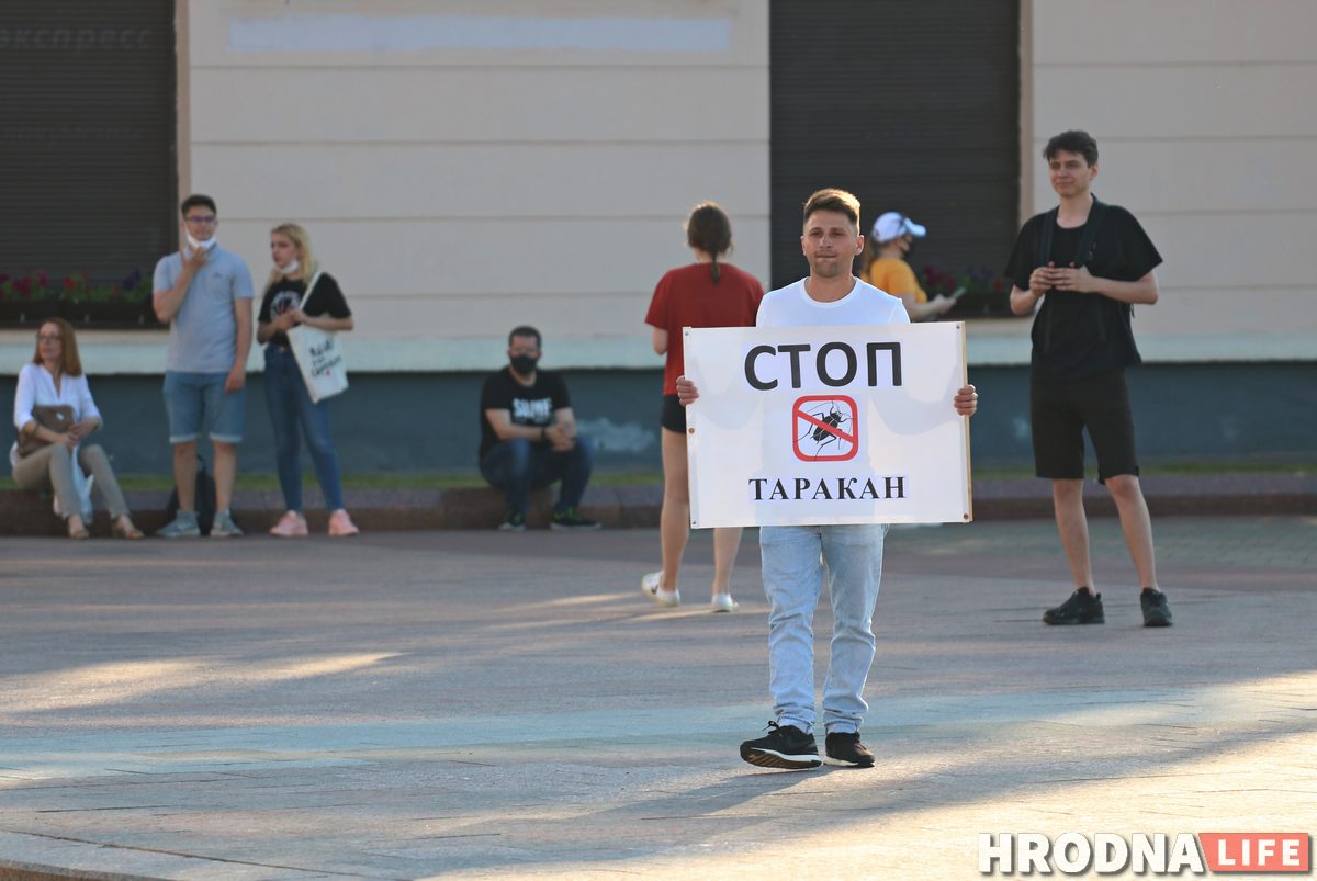 «Парень со стальными яйцами». Зачем гродненец вышел на улицу с плакатом "Стоп таракан"