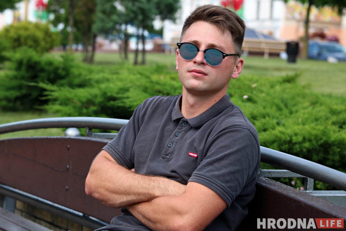 «Парень со стальными яйцами». Зачем гродненец вышел на улицу с плакатом "Стоп таракан"