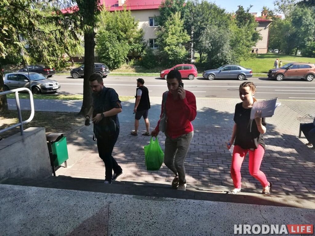 «Защищался как мог, но все равно виноват». Гродненца, которого задержали с Тихановским, оштрафовали на 810 рублей