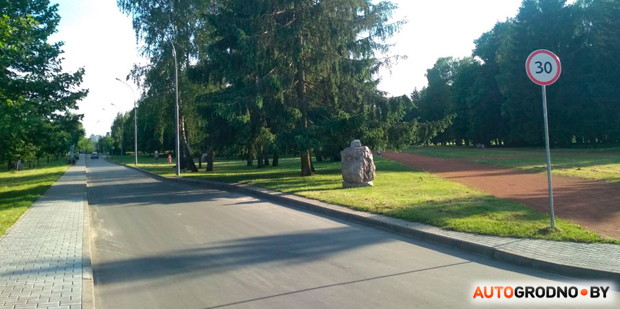 ГАИ откликнулась на критику? В Коложском парке ограничили скорость для машин