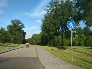 ГАИ откликнулась на критику? В Коложском парке ограничили скорость для машин