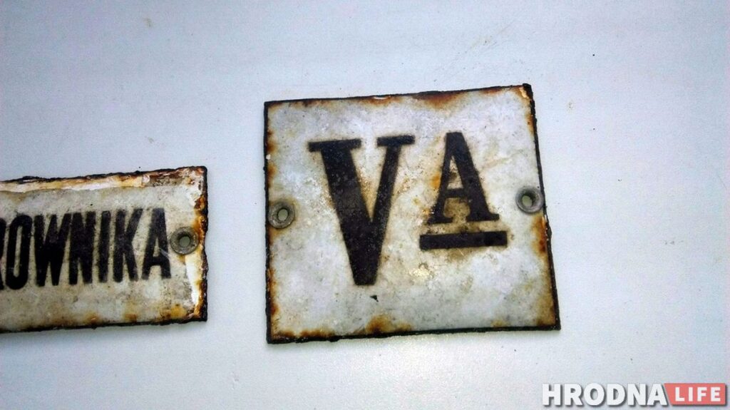 Таблички, бутылка и коробок. Смотрите, что находят на крыше старейшей школы города