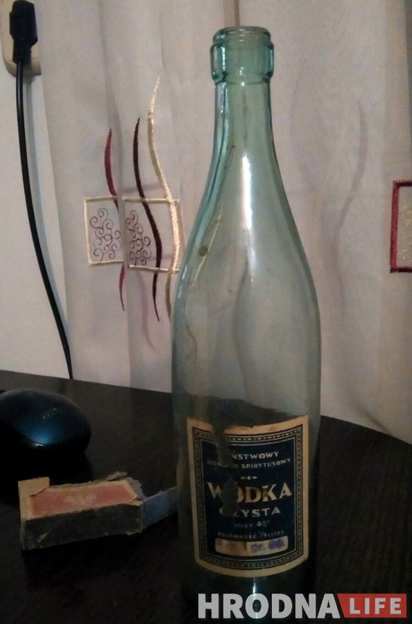 Таблички, бутылка и коробок. Смотрите, что находят на крыше старейшей школы города