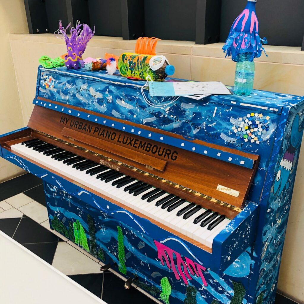 «Это мой подарок городу». В центре Гродно появилось "уличное пианино"