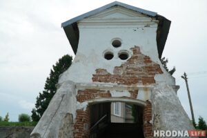 Владелец "Маёнтка Падароск" считает незаконным аукцион по продаже усадьбы: направил претензию в райисполком Входная брама Свято-Троицкого костела