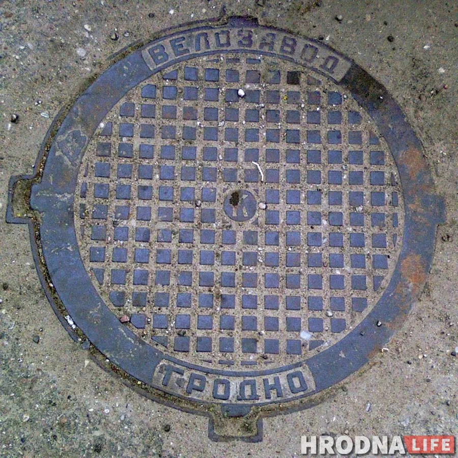 Люк с надписью «Велозавод Гродно» на улице Пушкина