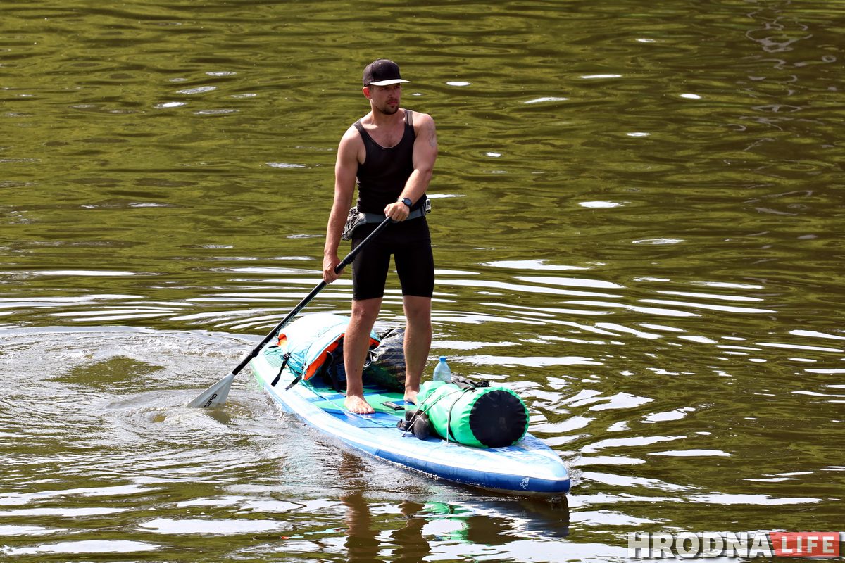 «Спросил у подписчиков, куда плыть». Парень на сапборде проплыл по Неману 450 км за 12 дней