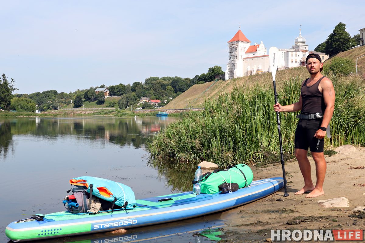 «Спросил у подписчиков, куда плыть». Парень на сапборде проплыл по Неману 450 км за 12 дней
