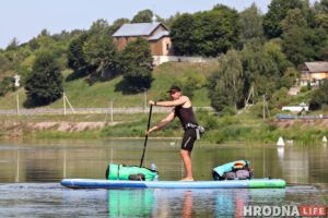 «Спросил у подписчиков, куда плыть». Парень на сапборде проплыл по Неману 450 км за 12 дней