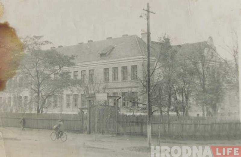 Таблички, бутылка и коробок. Смотрите, что находят на крыше старейшей школы города