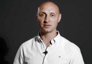 «Люди не хотят войны, они просто хотят перемен». Бывший омоновец из Гродно обратился к экс-коллегам