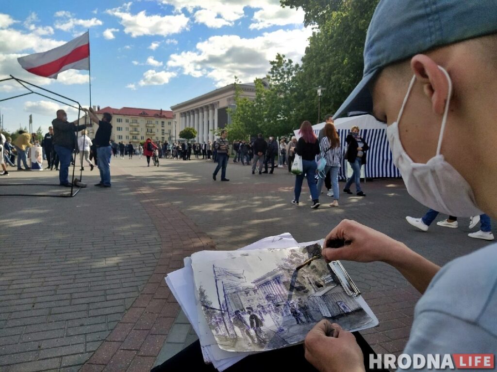 «Гэтая несправядлівая сітуацыя прымусіла мяне маляваць». Мастак з Гродна, - аб пратэстных паштоўках і партрэце Ціханоўскай